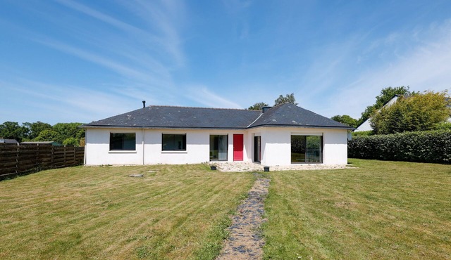 Holiday Home 'Grande Maison Familiale Proche Gr34' with Private Terrace and Private Garden