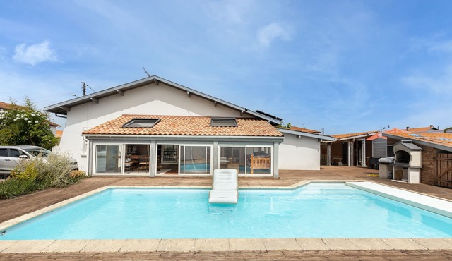 Holiday home 'Grande Villa avec Piscine' with pool, garden & Wi-Fi