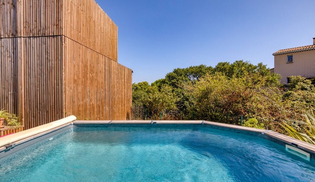 Holiday Home 'Greenkub' with Shared Pool, Wi-Fi and Air Conditioning