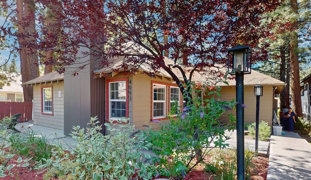 Holiday Home & Hot Tub | Walk 12 Mins to Beach or 6 Mins to Heavenly Gondola
