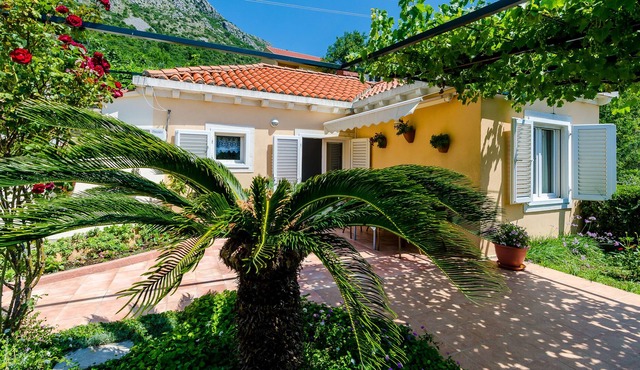 Holiday Home Hope - One-Bedroom Holiday Home with Terrace and River View