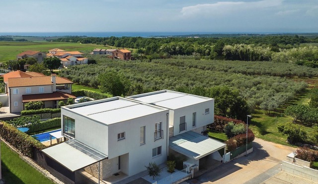 Holiday Home in Novigrad with Pool near Beach
