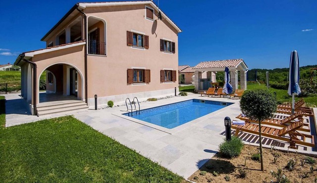 Holiday home with pool and a large garden near the vineyards, Istria