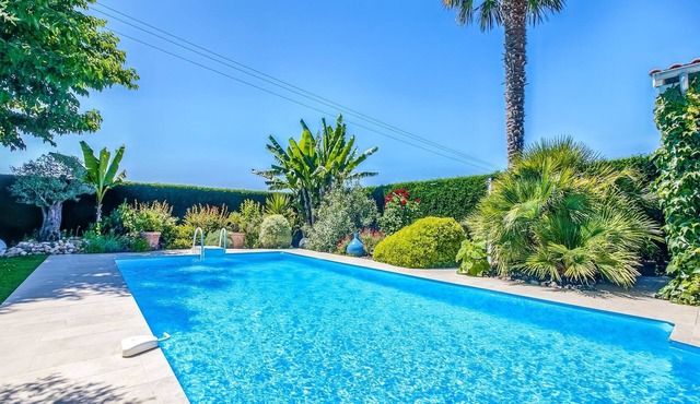 Holiday Home in Barry-d'Islemade with Pool