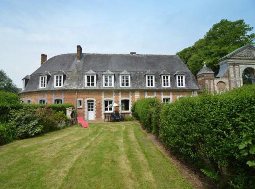 Holiday home in a historic building near Montreuil