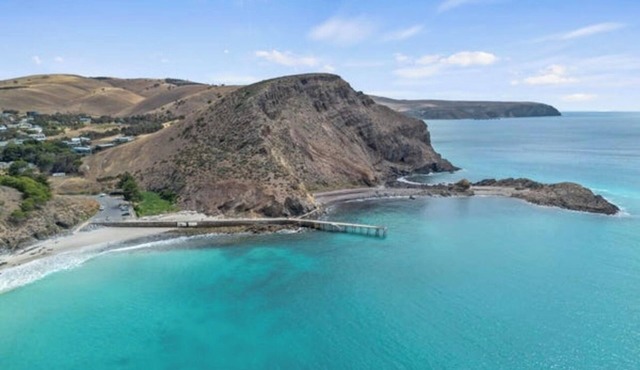 Holiday Home in Second Valley - pet friendly. Short stroll to the beach