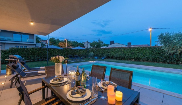 Holiday home in Dračevac with large pool