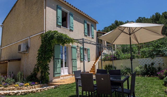 Holiday Home in Gargas near Route des Ocres