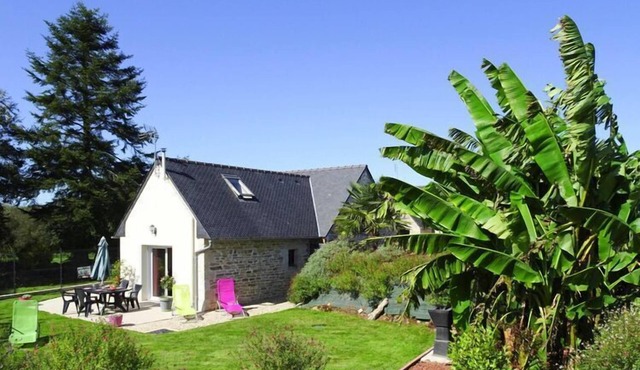 Holiday Home in Guerlesquin near Lake