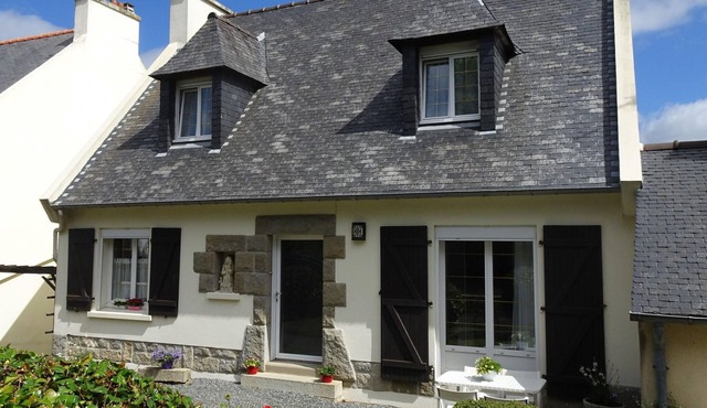 Holiday Home in Guerlesquin near Lake