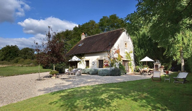 Holiday Home in Le Châtelet with Pool