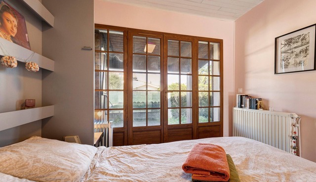 Holiday Home in Ludon-Médoc Near Bordeaux – Private Terrace & Wi-Fi