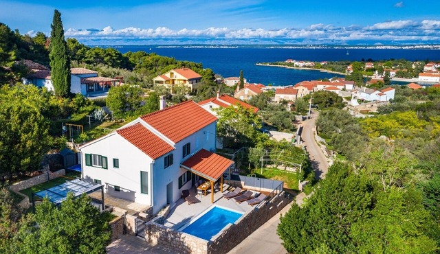Holiday Home in Lukoran with Seaview, Terrace, Air condition, WIFI (4200-1)