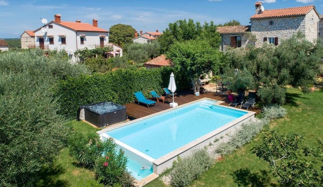 Holiday home in Poreč with a whirlpool on completely enclosed garden