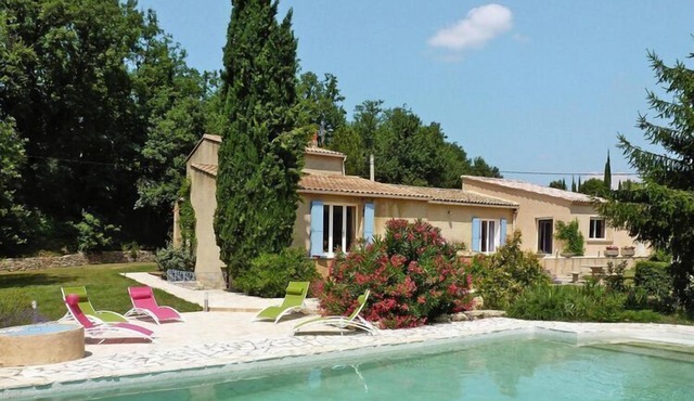 holiday home in Puyméras with garden