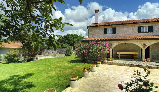 Holiday Home in Rojnici with Private Pool