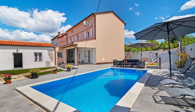 Holiday Home in Smoljanci with Private Pool