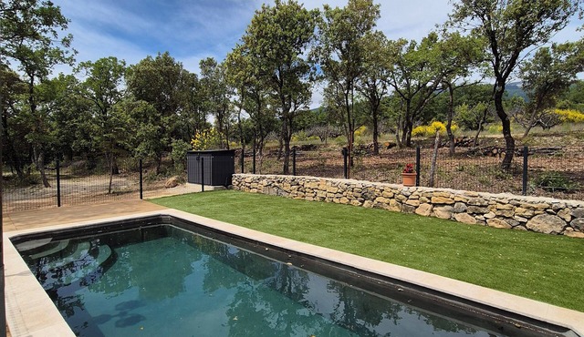 Holiday home in the Mont Ventoux with private pool.