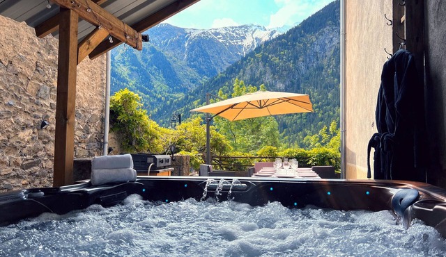 Holiday Home 'L'Aiguille' with Mountain View, Whirlpool, Terrace and Wi-Fi