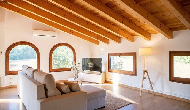Holiday Home 'L'Altell' with Mountain Views, Wi-Fi and Air Conditioning