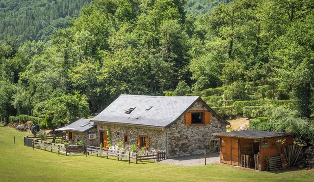 Holiday Home 'L'authentik' with Mountain View, Private Terrace and Air Conditioning