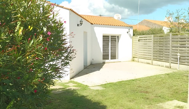 Holiday Home 'L'Estran Qu'Île - Near Beaches' with Terrace, Private Garden & Wi-Fi