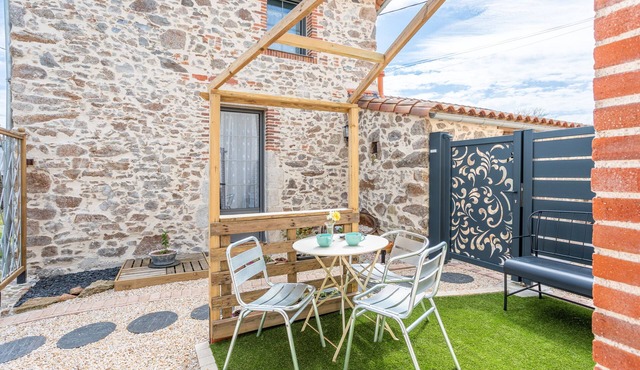 Holiday Home 'L'étable 15kms Puy Du Fou' with Private Terrace and Wi-Fi