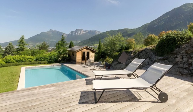 Holiday Home 'Le Gypaete' with Mountain View, Private Pool and Wi-Fi