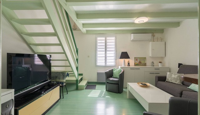 Holiday Home 'L'Olivier' with Private Terrace, Wi-Fi and Air Conditioning