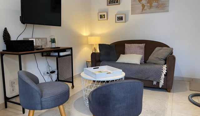 Holiday Home 'L'orchidée Au Bord De L'eau' with Private Terrace, Private Garden and Wi-Fi