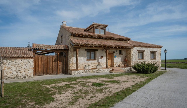Holiday Home 'La Alameda' with Private Pool, Garden, Barbecue & Wi-Fi