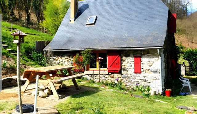 Holiday Home "La Cardabelle" – Nature Retreat in Bonac-Irazein, Private Garden, Mountain Views