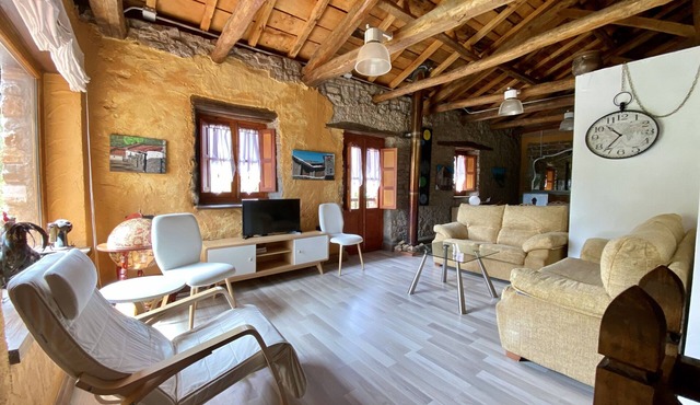 Holiday Home 'La Casa De Peredilla I I - 4 Plazas' with Mountain View and Private Garden