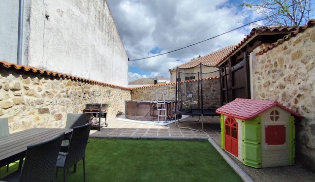 Holiday Home 'La Casa Del Médico' with Mountain Views, Private Pool and Wi-Fi