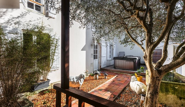 Holiday Home "La Closerie de l'Écrevisse" with Private Whirlpool & Wi-Fi