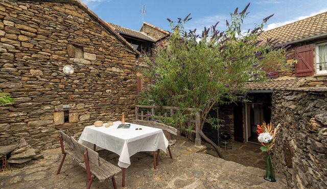 Holiday Home 'La Grange' with Mountain View, Shared Pool and Air Conditioning