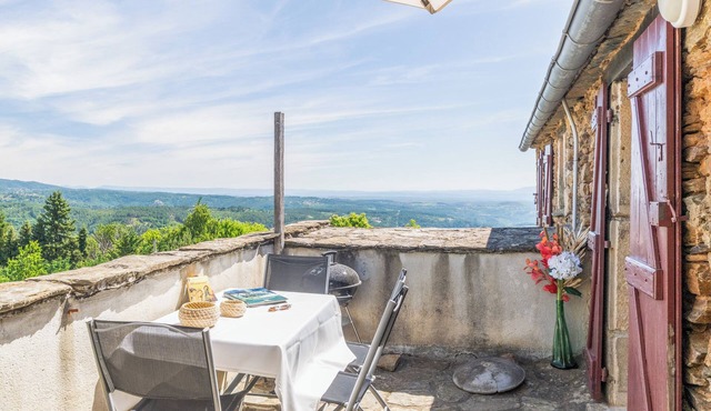 Holiday Home 'La Magnannerie' with Mountain View, Shared Pool and Air Conditioning