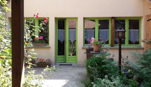 Holiday Home “La Maisonnette” with Shared Terrace, Communal Garden and Wi-Fi