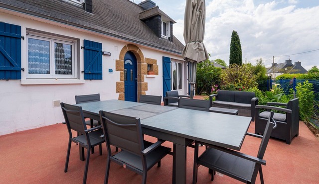 Holiday Home 'La Maison Bleue' with Private Terrace, Private Garden and Wi-Fi