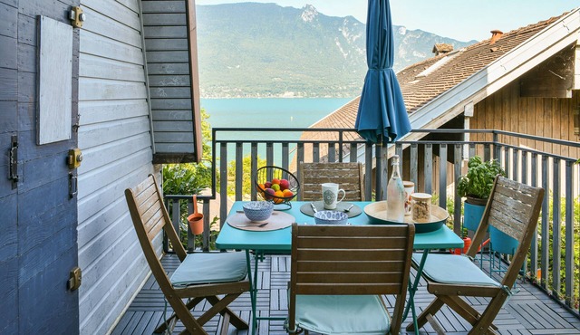 Holiday Home 'La Maison Du Lac' with Lake View, Private Pool and Wi-Fi
