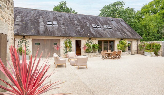 Holiday Home 'La Maison Des Gardes Du Hénan' with Private Terrace, Private Garden and Wi-Fi