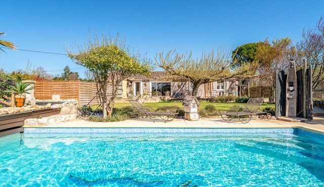 Holiday Home 'La Maison Du Mazet' with Shared Pool, Wi-Fi and Air Conditioning