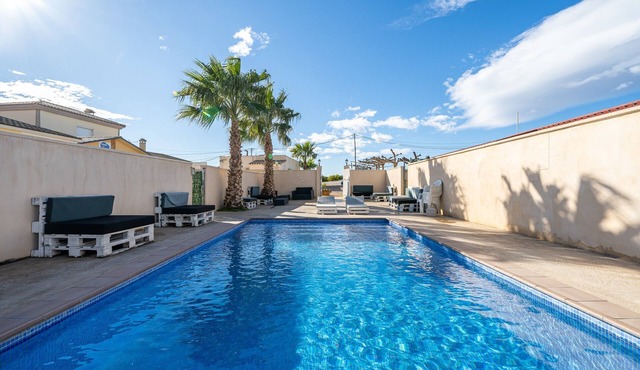 Holiday Home "La Marquesa" with Shared Pool, Garden & Wi-Fi
