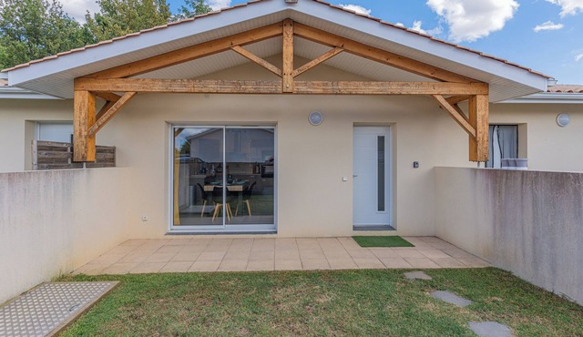 Holiday Home 'La P'tite Maison De Charlotte' with Private Terrace, Wi-Fi and Air Conditioning