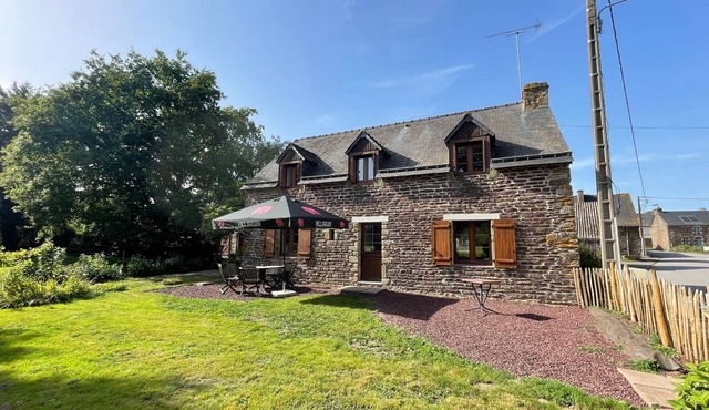 Holiday Home 'La Table Carrée - Brocéliande' with Private Terrace, Private Garden and Wi-Fi