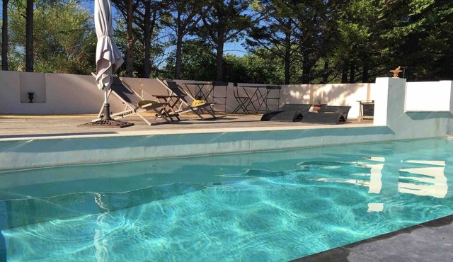 Holiday Home 'Lacoste Home' with Mountain View, Shared Pool and Wi-Fi