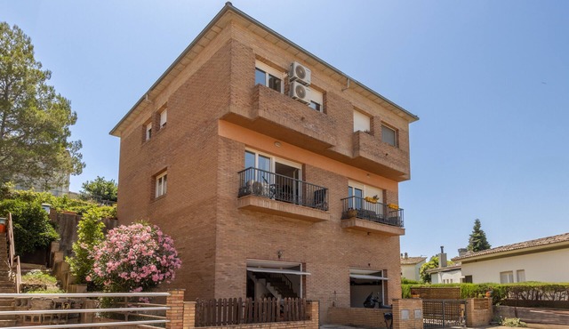 Holiday Home 'Lago De Banyoles' with Lake View, Wi-Fi and Air Conditioning