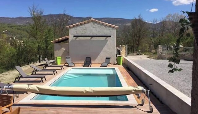 Holiday Home 'Le Cigalou - Drôme Provencale' with Mountain View, Shared Pool and Wi-Fi