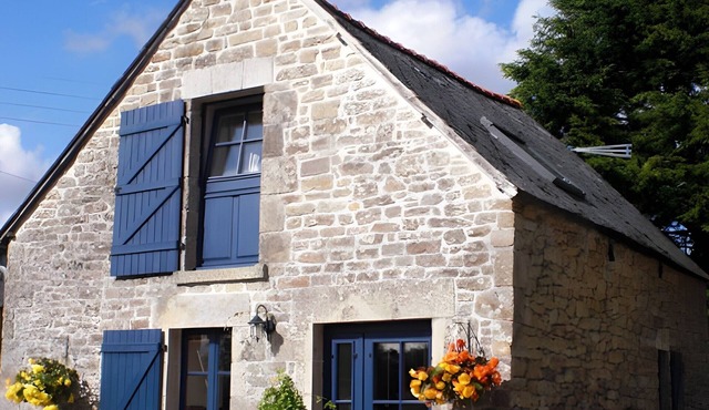 Holiday Home “Le Courtil De Bourrien” with Terrace and Wi-Fi