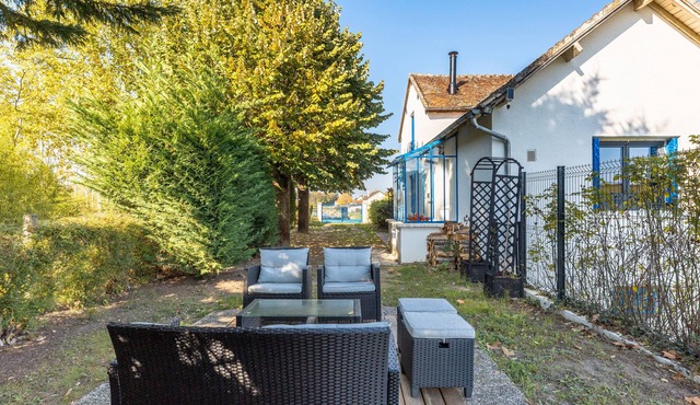 Holiday Home 'Les Petits Logis De L'Écluse' with Private Terrace, Wi-Fi and Air Conditioning
